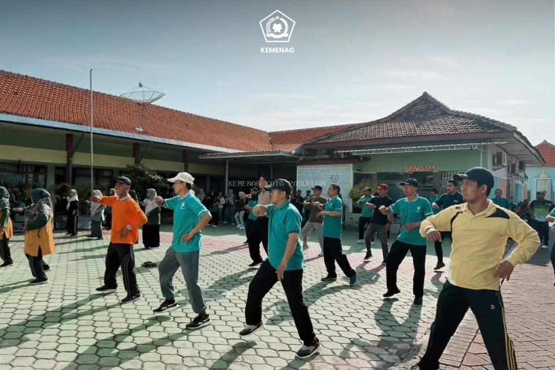 Senam Pagi Ceria Warnai Halaman Tengah Kemenag Kota Pasuruan