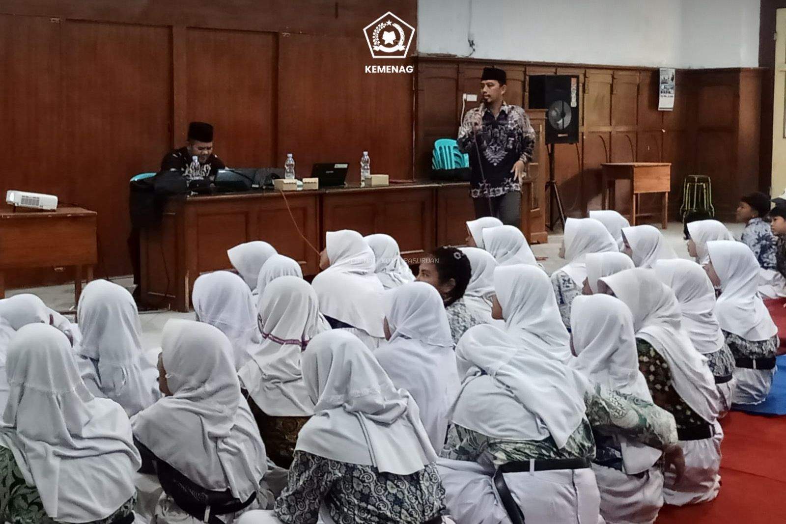 Wujudkan Generasi “Remaja Keren Qur’ani”, Penyuluh Kemenag Sambangi SMPN 2 Kota Pasuruan